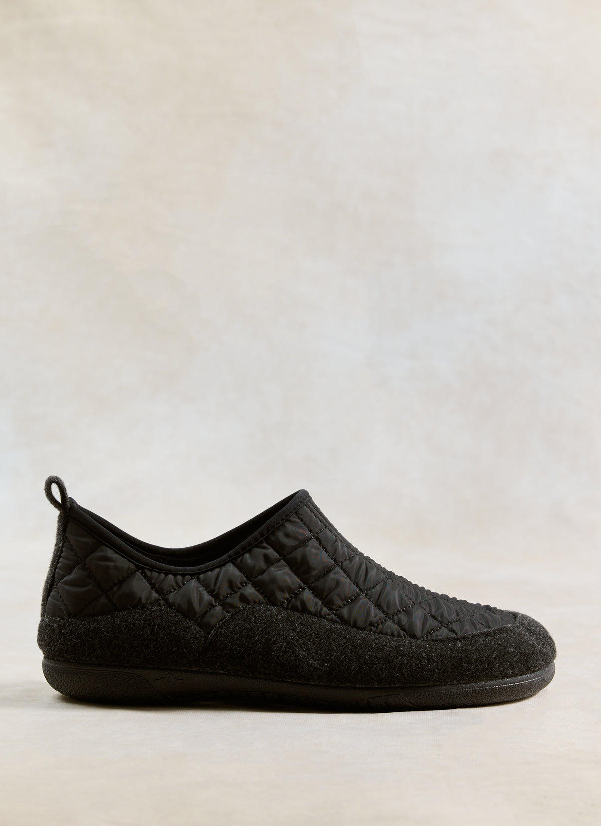 Side profile of the Gurus Valencia Classic Homeshoe in black, showing its quilted nylon upper and brushed felt foxing tape.