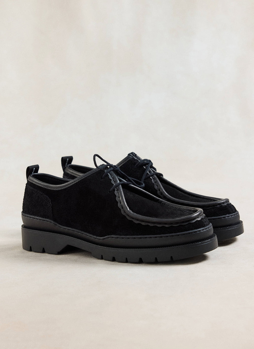 Close-up of the black Kleman Major VP Oak 2 shoes featuring premium suede and thick lug soles against a neutral background.