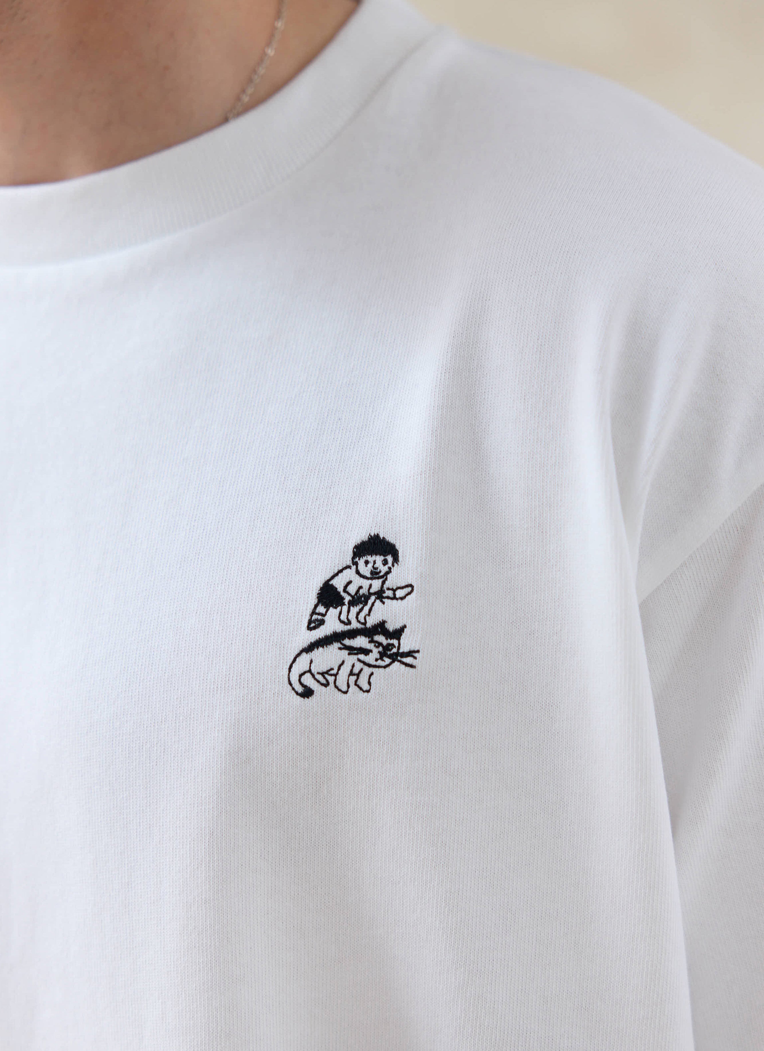 White Percival Palmer organic cotton T-shirt with cat and boy embroidery; want more? Check out the SS26 collection.