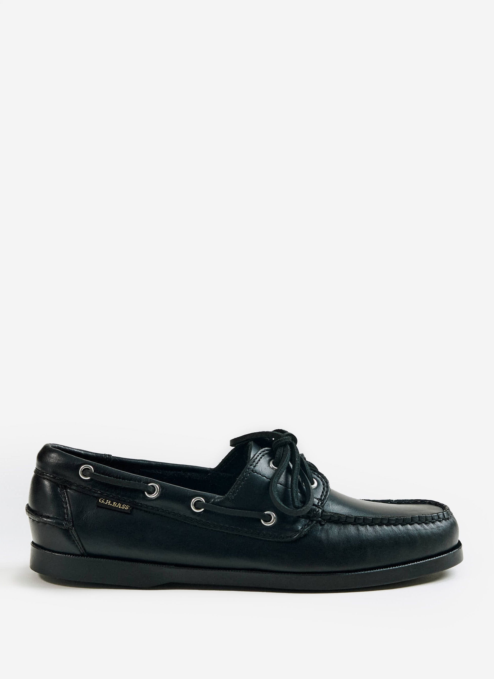 Side view of the G.H.Bass Jetty II Boater 2 Eye shoe in black leather from Percival, with tonal hand-sewn stitching.