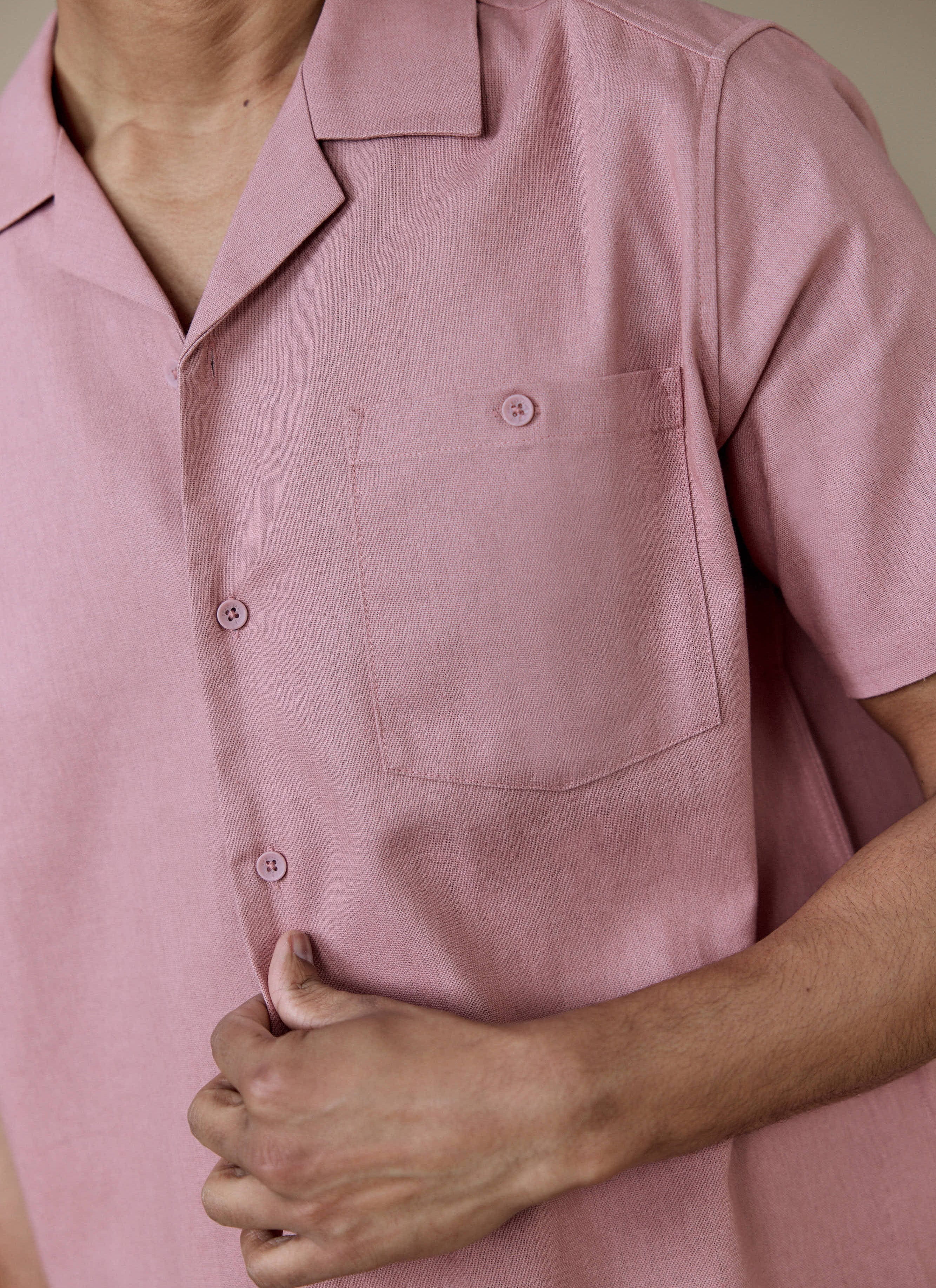 Close-up of the Percival Short Sleeve Cuban Shirt in dusty pink linen, featuring tonal buttons and a buttoned chest pocket.