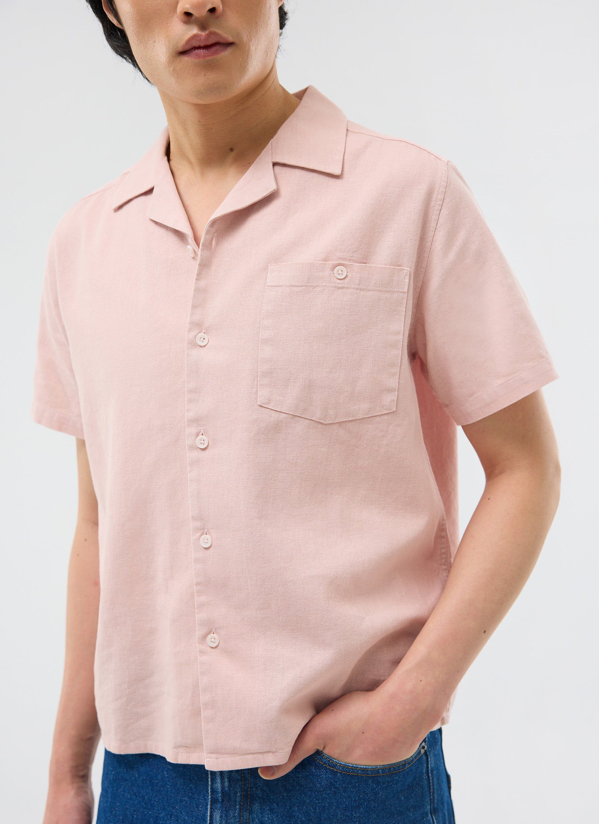 A close-up of a model wearing the Percival Short Sleeve Cuban Shirt in dusty pink linen with his hand in his pocket.