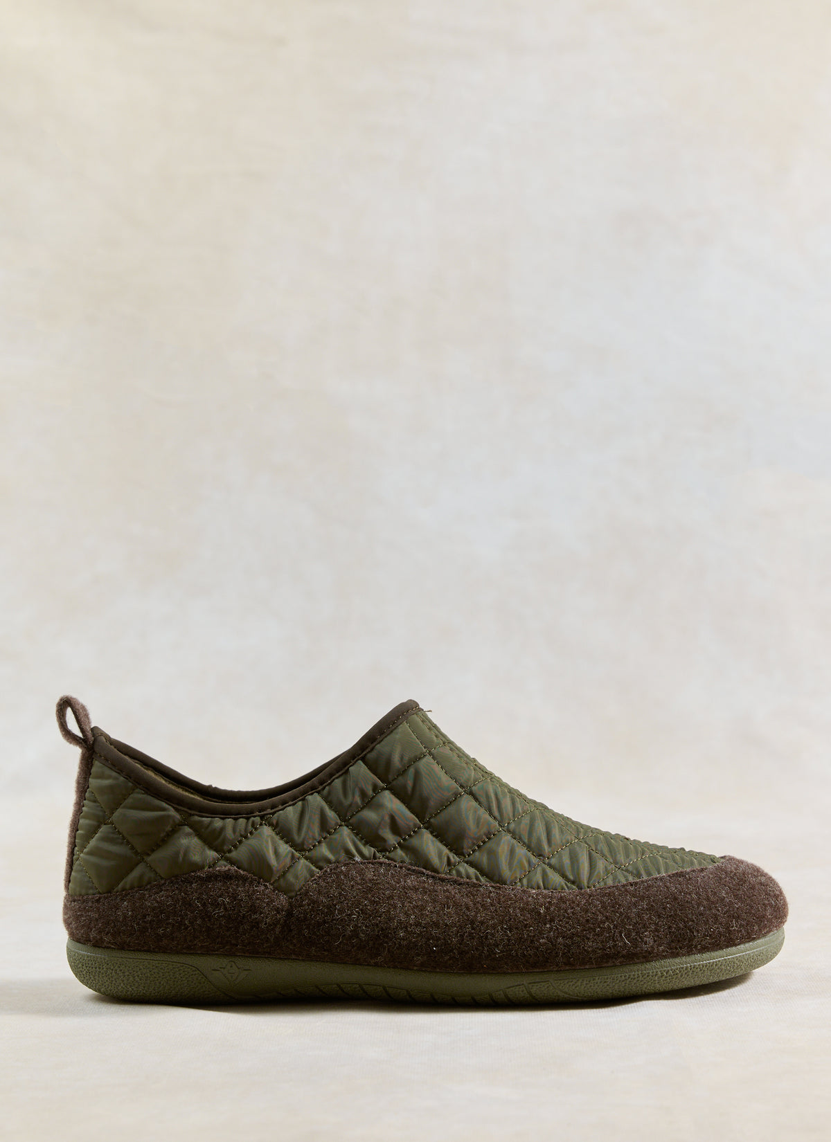 Side profile of the Percival Gurus Valencia Classic Homeshoe in khaki, highlighting its quilted nylon upper.